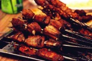 网友爆料自贡烧烤视频,网友曝光街头美食盛宴，火辣诱惑引无数食客排队品尝